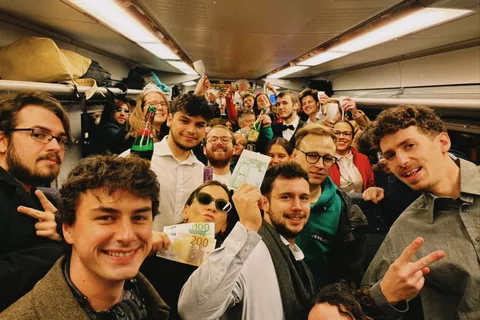jongeren die feesten in treinwagon